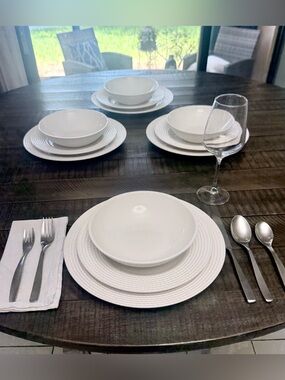Kate Spade New York Wickford by Lennox 12 Piece Dinnerware Set. Service for 4.